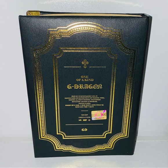 G-Dragon One Of A Kind Mini Album Gold Version - Picture 3 of 4